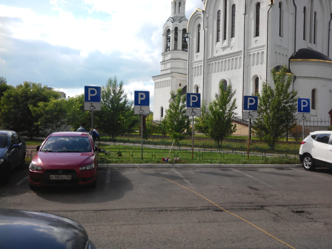По заявкам жителей установлены дополнительные знаки парковки для инвалидов около многоквартирного дома 45 п.Развилка напротив Иосифо-Волоцкого храма.